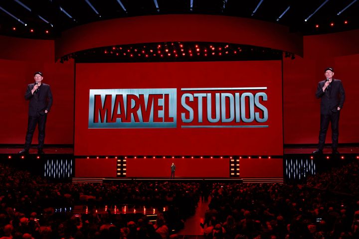MARVEL STUDIOSのロゴが映る赤いステージに立つケヴィン・ファイギ