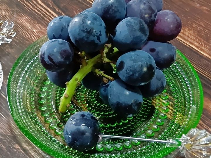 そして、ナガノパープルならではの嬉しい特徴も！ なんと、種なしで皮ごと食べられる大粒ぶどうなんです