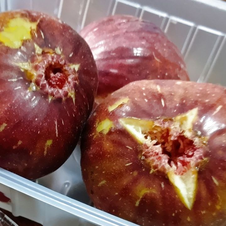 おしりの部分（果頂部）が、少し開いているものは、食べごろのサインだそう！！！ おしりが少し割れていたり、割れかけているもが食べ頃！ただし割れすぎているものや傷があるものは避けるのがポイント。