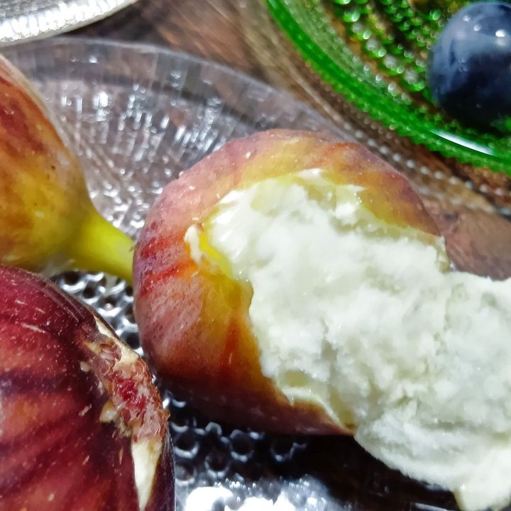 完熟したイチジクをめくって食べますっ！