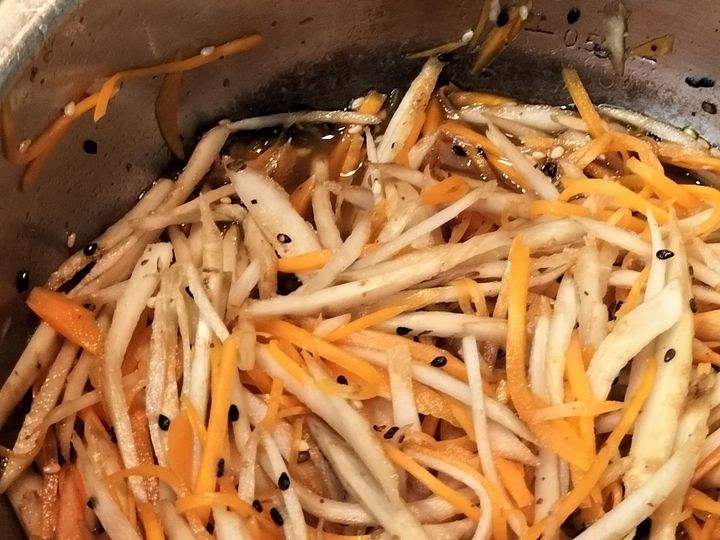 稲荷寿司の油揚げの煮汁で稲荷寿司の具材を煮て、更にきんぴらごぼうを作る！稲荷寿司ときんぴらごぼう！