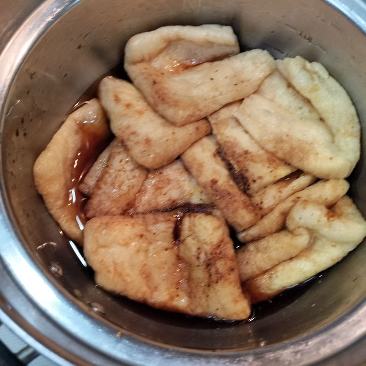 2、鍋に、手順1の油揚げと材料●を入れて、弱火で15分程煮る→火を止め、そのまま30分程味を染み込ませる