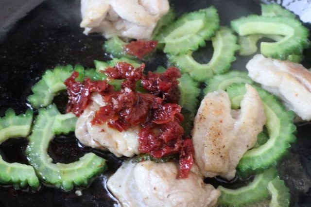 鶏肉とゴーヤと梅肉