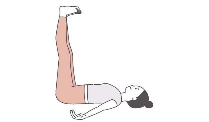 脚を上げた女性