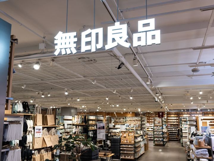 無印良品の「のびのびターバンタオル」は、伸縮性のある糸を使用した輪状のタオルです。ヘアドライだけでなくサウナハットやヘアバンドとしても使えると話題になっており、その魅力を紹介します。