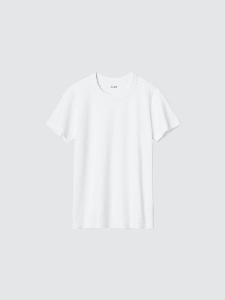 白い無地のクルーネックTシャツを平置きで撮影