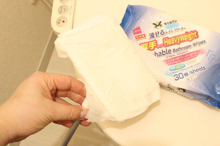 「落ち落ちV 流せるトイレクリーナー厚手30枚」をワイパーに付けトイレ床を拭く