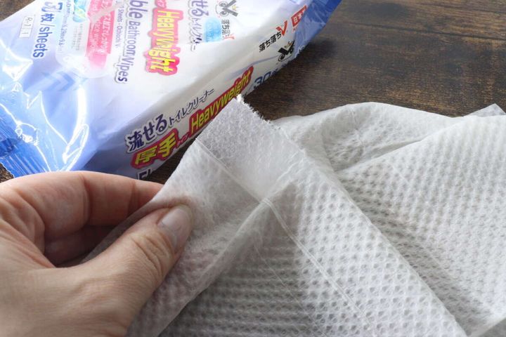 「落ち落ちV 流せるトイレクリーナー厚手30枚」のシートの薄さを指で確認