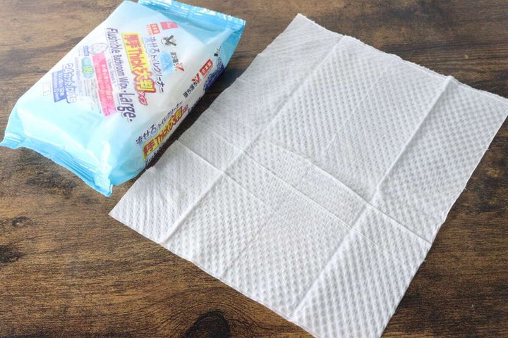 「流せるトイレクリーナー大判12枚」パッケージと広げたシート