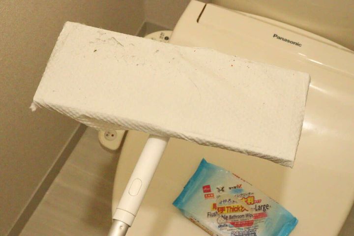 「流せるトイレクリーナー大判12枚」をワイパーに付けトイレ床を拭く