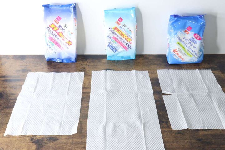 ダイソーの流せるトイレクリーナー3種類と広げたシートを並べた比較