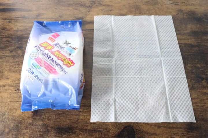 「落ち落ちV 流せるトイレクリーナー厚手30枚」パッケージと広げたシート