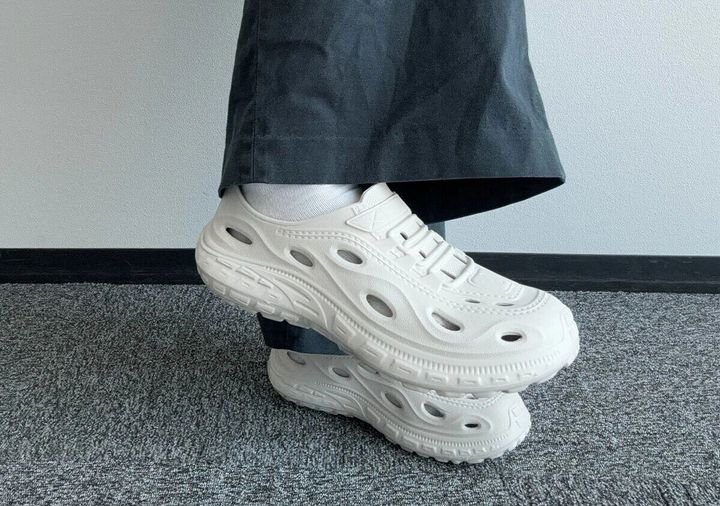 白いスニーカー風EVAサンダルを履いた足元