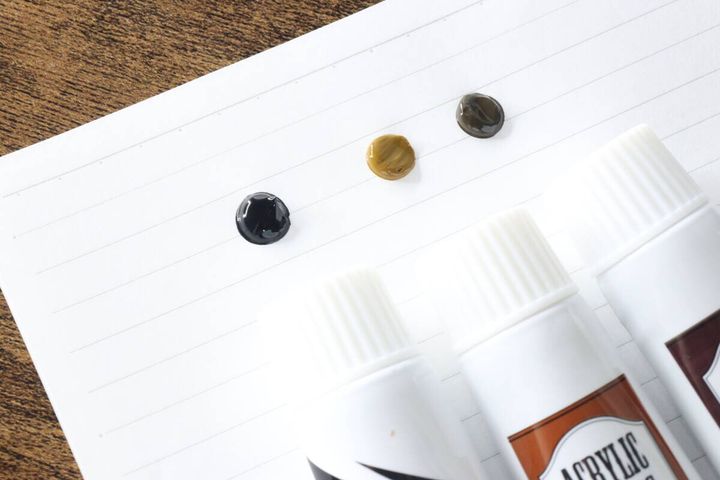 白い紙に少量ずつ出した3色のアクリル絵の具