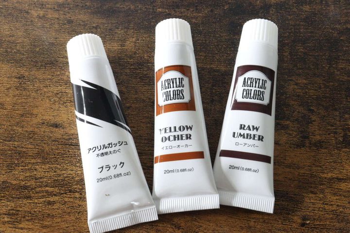 パッケージから出したセリアのアクリル絵の具3本