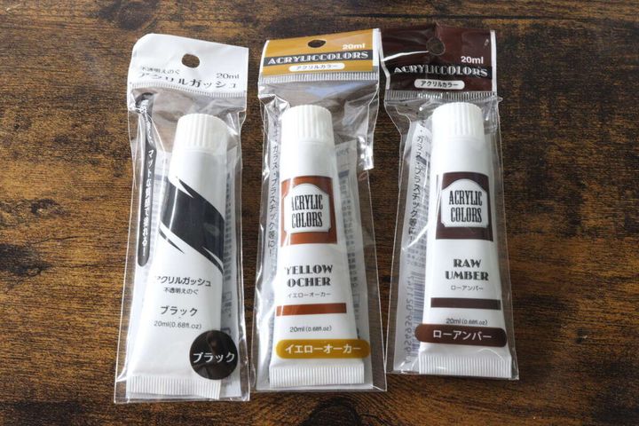 パッケージに入ったセリアのアクリル絵の具3本