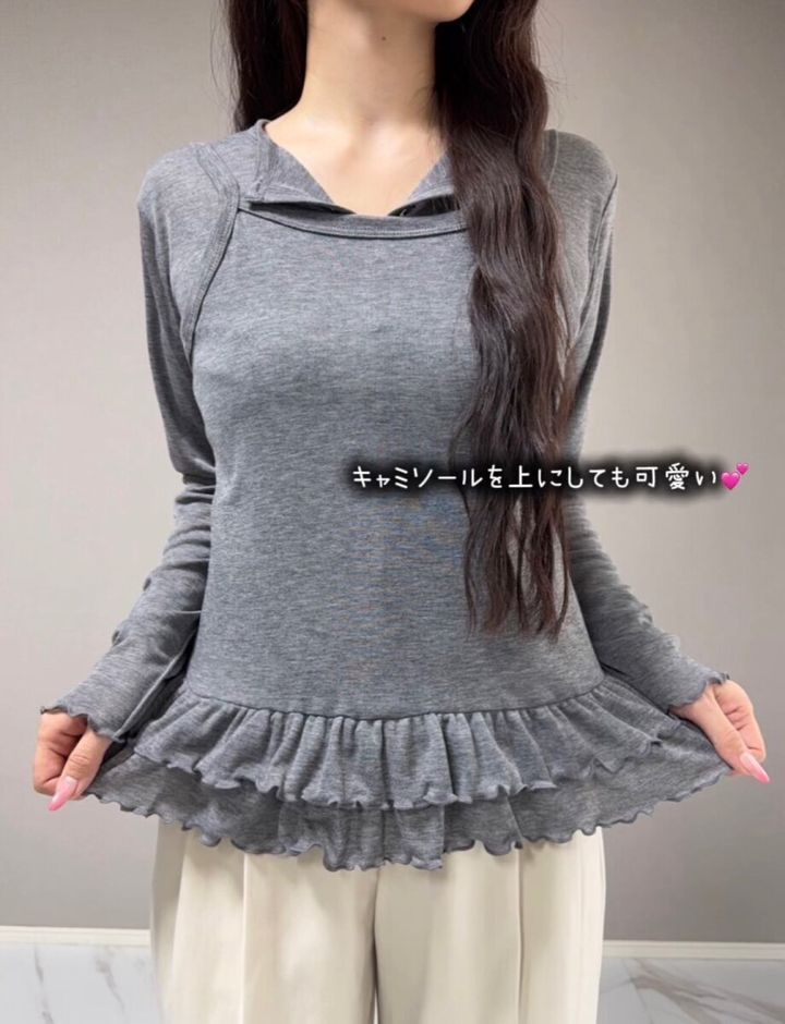 グレーのカーディガンにキャミソールを重ね着した女性の上半身