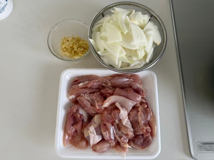 玉ねぎ、鶏もも肉、ニンニク、生姜