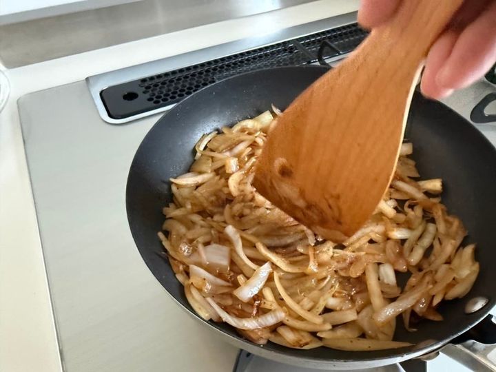 玉ねぎを炒める