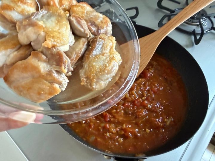 鶏肉を戻し入れる