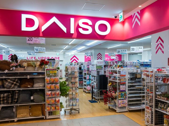 ダイソーの「カラビナクリアポーチ（ミニポーチ付）」は、大小2つのポーチとカラビナがセットになった商品です。映画特典のグッズやコンサートチケット、チャームなどさまざまなアイテムがぴったり収まるとSNSで話題になっており、その魅力を紹介します。