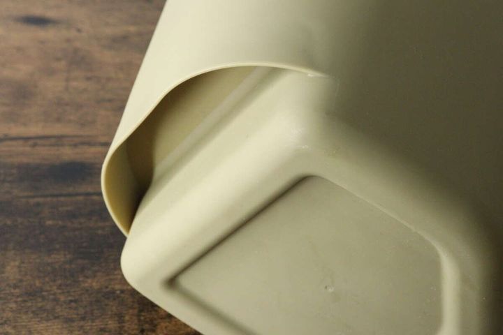 ダイソー水差しバケツの底にある指をかけるためのくぼみ部分のアップ