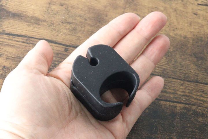 手のひらに乗せられた黒いハンディファンホルダー
