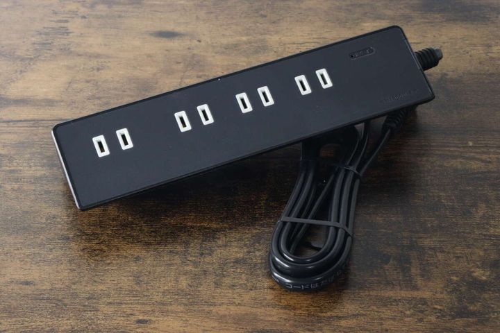 黒い4個口テーブルタップ本体と束ねられたコード