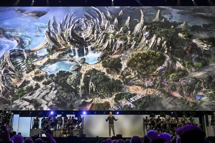 2024年のホライゾン：ディズニー・エクスペリエンス・ショーケースでコンセプトアートを背に語るステージ
