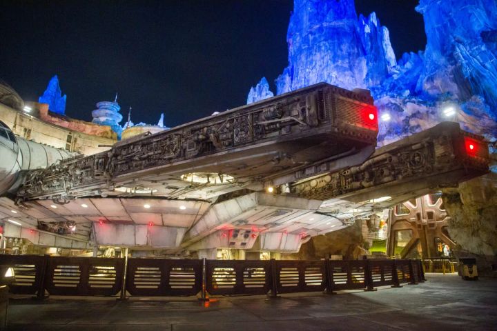 スター・ウォーズ：ギャラクシーズ・エッジにたたずむミレニアム・ファルコン号
