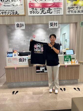 【福井県福井市】さくら通り整形外科クリニックが交通事故ゼロTシャツ着用で診療し交通事故防止を発信