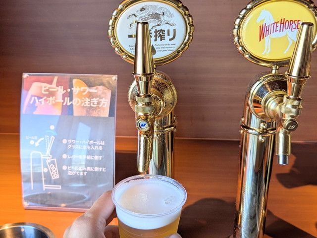 プレミアムラウンジのビールサーバーで注ぐ生ビール