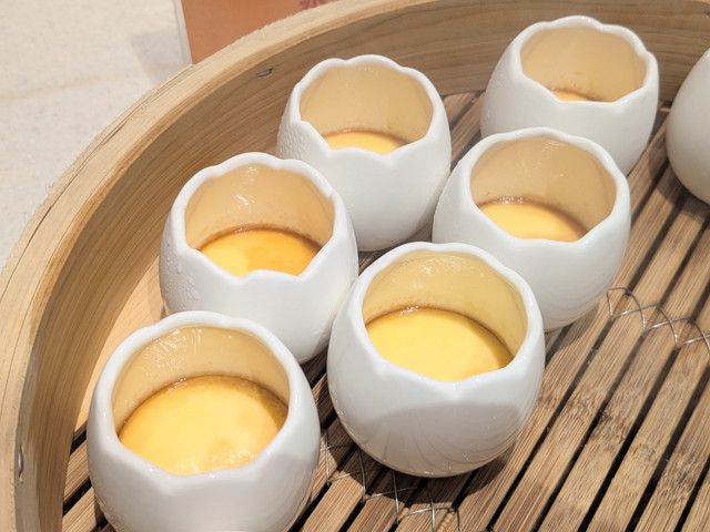 卵型の器に入った極楽蒸しプリン