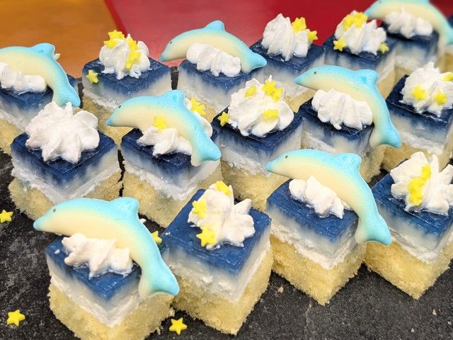 夏季限定のオーシャンブルーケーキ