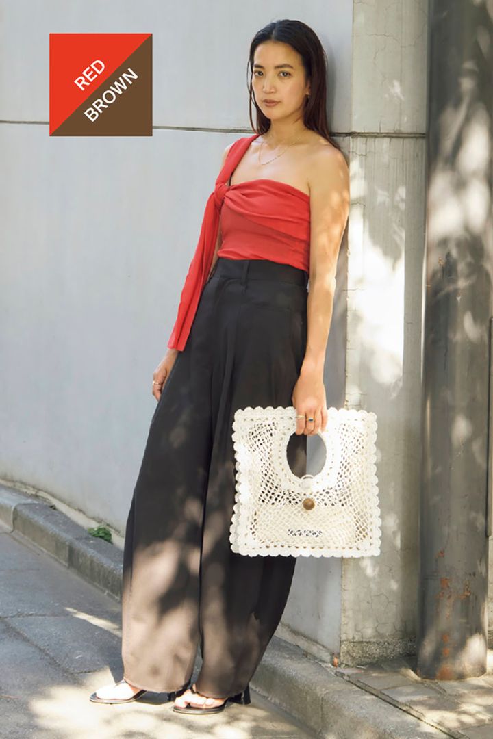 カットソー¥28,600、パンツ¥44,000（ともにコラム）、シューズ¥35,200（イルサンダロ オブカプリ／すべてエストネーション）