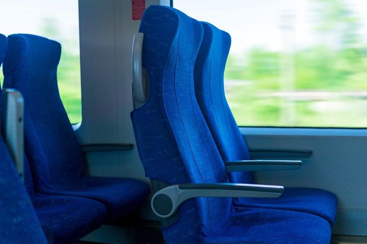 画像: 長距離バス移動で腰が激痛に。旅行慣れした友人から渡された『意外なモノ』に助けられた