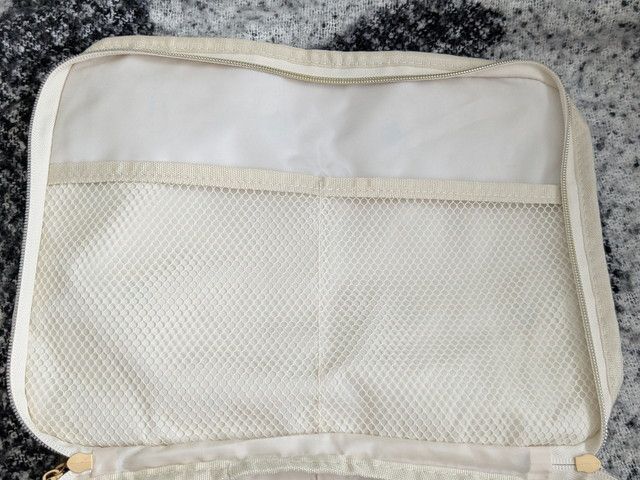 ポーチ内側のメッシュポケットのアップ写真
