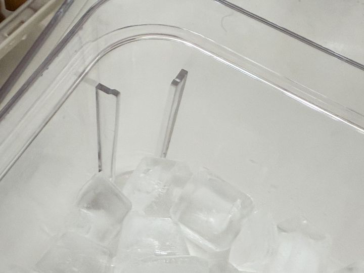 氷を入れておく容器には製氷器を載せる突起がある