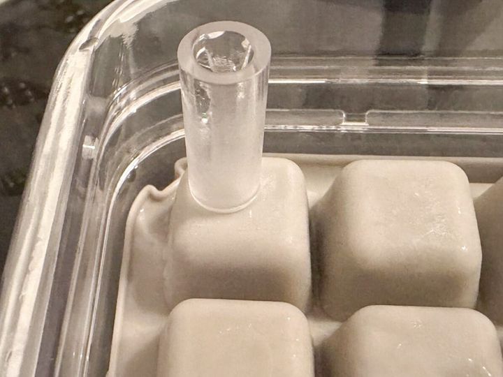 ふたについている突起が製氷皿を押している