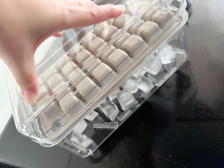 ふたを載せて上から押すと一気に氷が飛び出す