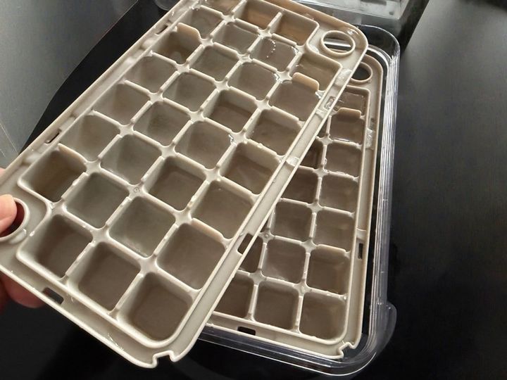 水を入れた製氷皿を載せる