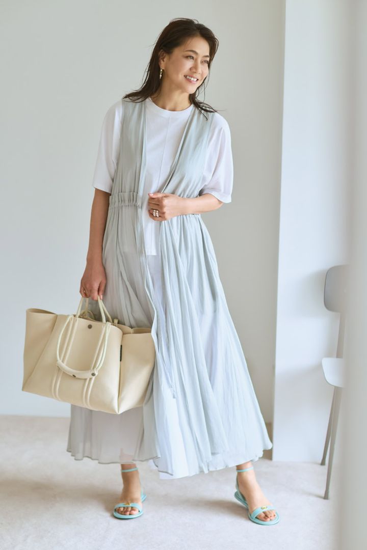 Tシャツ¥26,400／ヴィンス（コロネット）、ジレ¥53,900／ロゥタス（ロゥタスカスタマーサービス）、スカート¥187,000／アッシュ（コロネット）、バッグ¥64,900／ステート オブ エスケープ（リトルリーグ インク）、サンダル¥111,100／セルジオ ロッシ（セルジオ ロッシ ジャパン カスタマーサービス）、リング¥1,144,000、ピアス¥1,133,000／ともにTASAKI