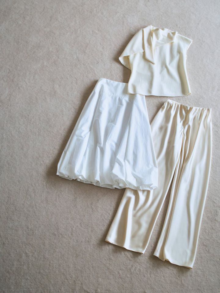 トップス¥46,200／レキップクチュリエ、スカート¥47,300／ミラ・ショーン（コロネット）、パンツ¥15,000／COS（COS 青山店）