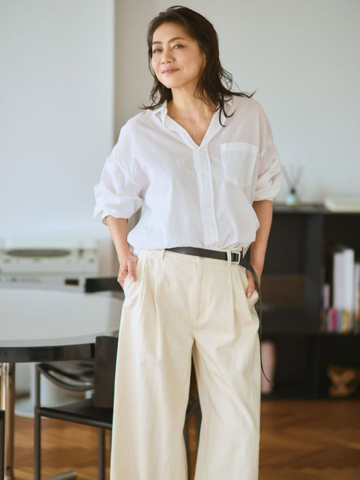 シャツ¥45,100／フランク&アイリーン（リトルリーグ インク）、パンツ¥77,000、ベルト¥30,800／ともにブラミンク（ブラミンク トーキョー）、ネックレス¥297,000／ミズキ（リトルリーグ インク）