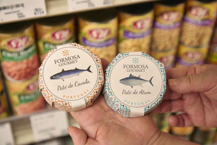 FORMOSA GOURMETの「Paté de Cavala（パテ・デ・カヴァラ）」=サバ缶（写真左）、Paté de Atum（パテ・デ・アトゥン）」=ツナ缶（写真右）。各972円