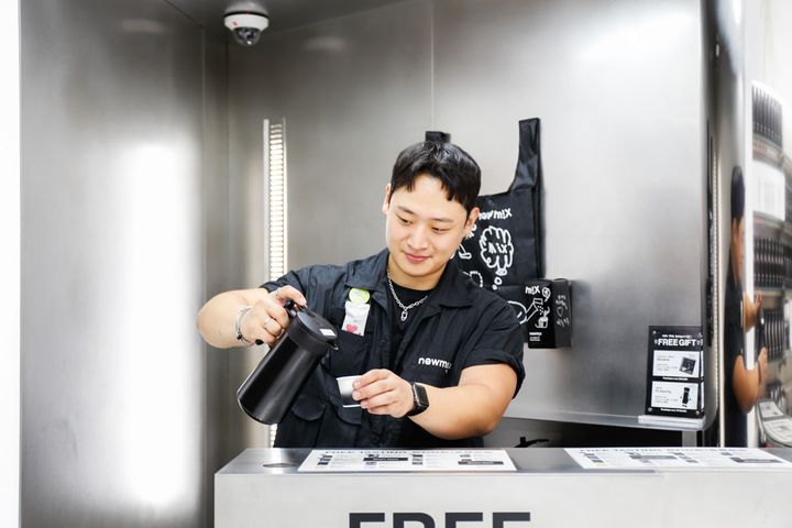 味に迷ったら店員さんに相談を。好みを伝えればおすすめしてくれる