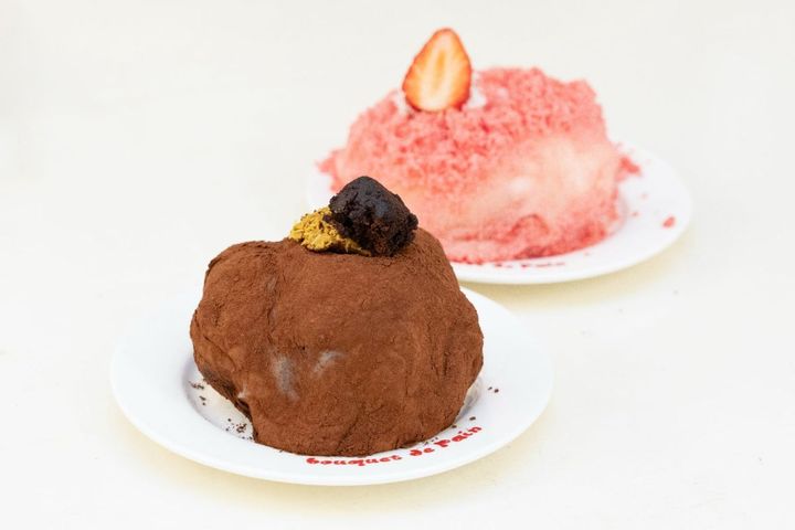 ドバイチョコ大福（手前）W1万1500、いちご大福W1万500（奥）