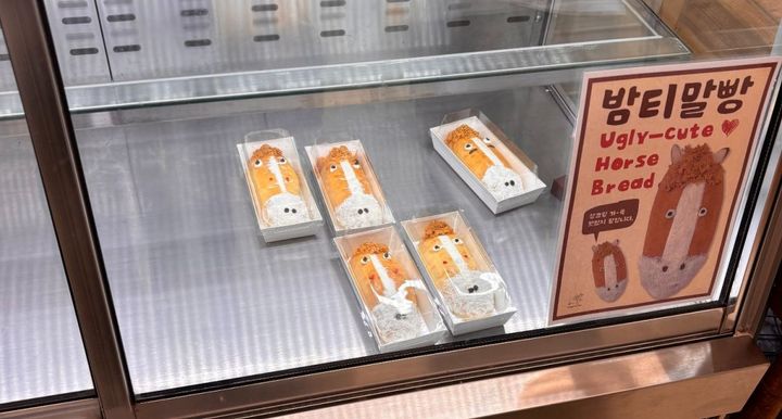 馬パンはショーケースの中に並べられている