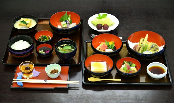 「揚柳膳」5500円は食前酒、本膳、二の膳の料理が並ぶ