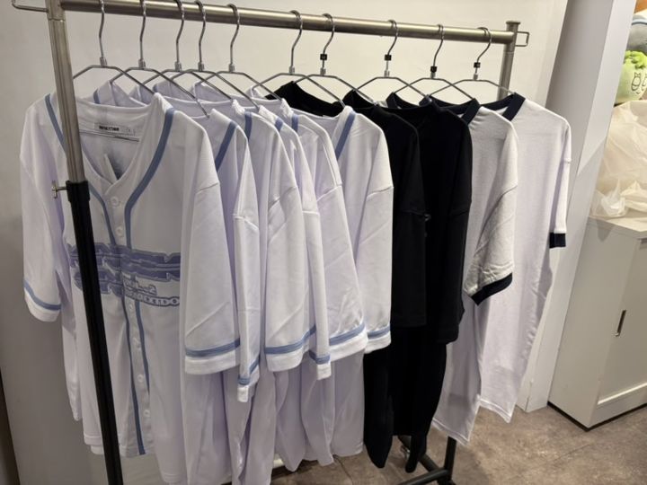 左からUNIFORM SHIRT 各￥8,000 S/S T-SHIRTS(BASIC) M・L 各￥4,000 S/S T-SHIRTS(WHITE) M・L 各￥4,500
